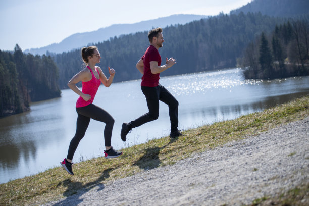 一对年轻夫妇在一个阳光明媚的日子里跑步图片下载