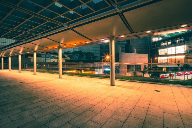 晚上空的砖砌人行道图片下载