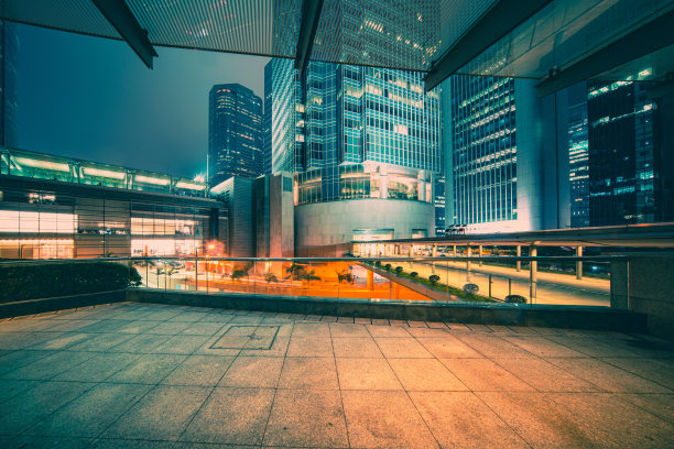 晚上空的砖砌人行道图片下载