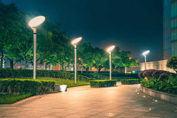 晚上空的砖砌人行道图片下载