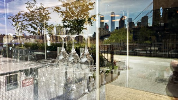 玻璃反射中的布鲁克林大桥和城市图片下载