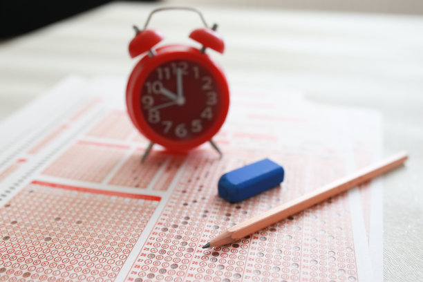 答题纸、铅笔和闹钟图片下载