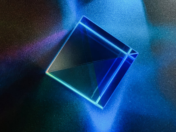 抽象的蓝色背景与方形辉光图片下载