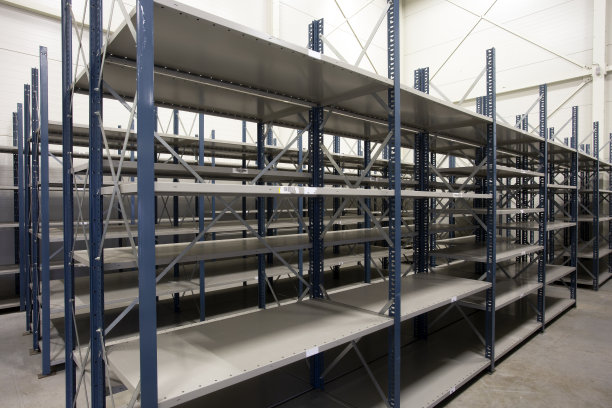 巨大的仓库内的空货架存储现代设计，金属货架分配图片下载