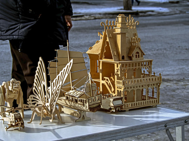 一个童话般的木屋和木雕的布局图片下载