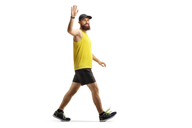 一名穿着运动服的大胡子男子边走边对着镜头挥手图片下载