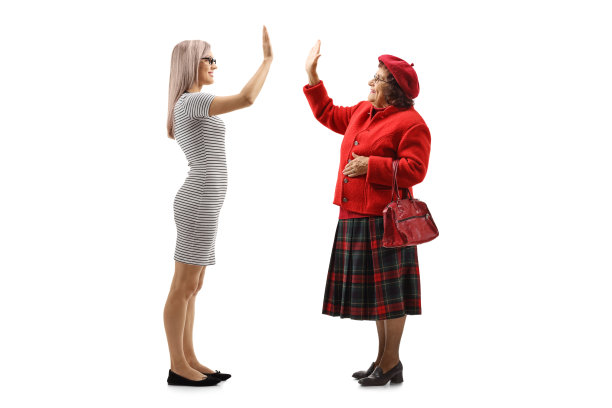 年轻女性拿着书，和一位老年妇女举手击掌图片下载