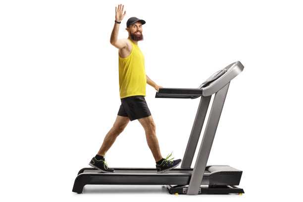 穿着运动服在跑步机上走来走去的大胡子男人图片下载