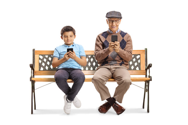 爷爷和孙子坐在长凳上，用手机打字图片下载