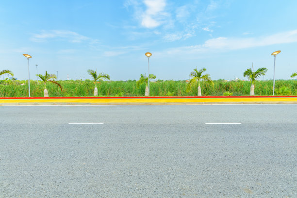 柏油路侧景，蓝天图片下载