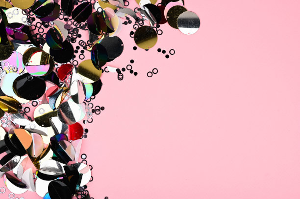 柔和的粉红色背景上有五颜六色的闪光。喜庆的节日背景。邀请，生日，圣诞节，新年，单身派对，宝宝派对的概念图片下载