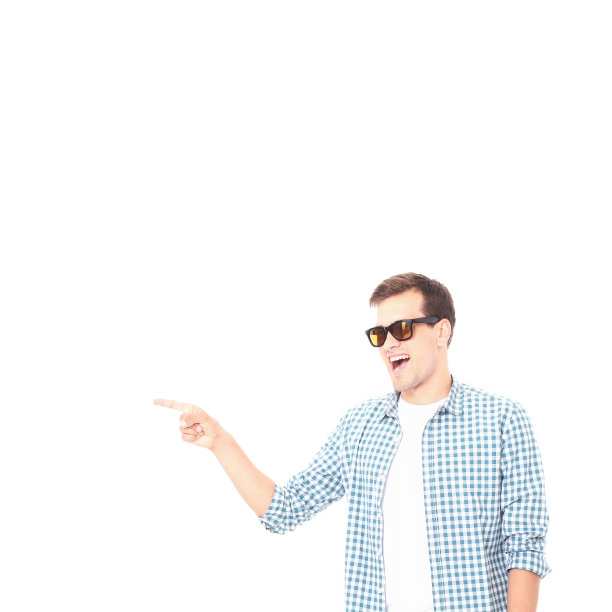 年轻人孤立地指着白色的手指微笑着。图片下载