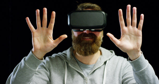 一个男孩使用增强现实界面在3D图形中旅行。一场虚拟之旅，但却是真实的创新技术，图片下载