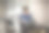 年轻人在家网购，喝着咖啡。图片下载