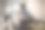 年轻的父亲远程工作，照顾他的儿子。图片下载