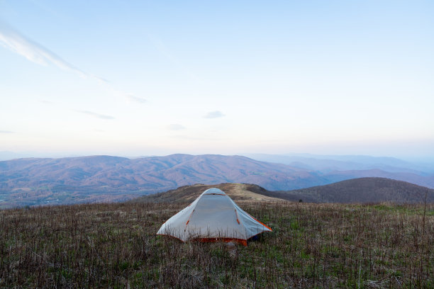在弗吉尼亚州的白顶山的阿巴拉契亚小道上露营图片下载
