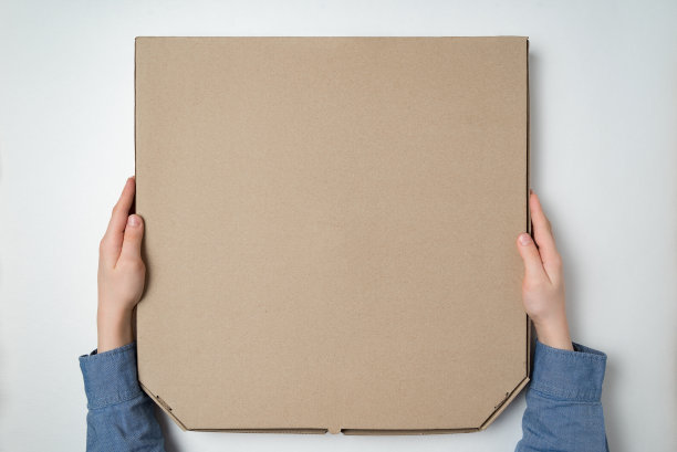 披萨盒在孩子的手中在白色的背景。前视图。副本的空间。图片下载