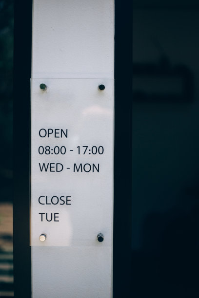 咖啡馆的开放标志，人们在咖啡店的生活方式。图片下载