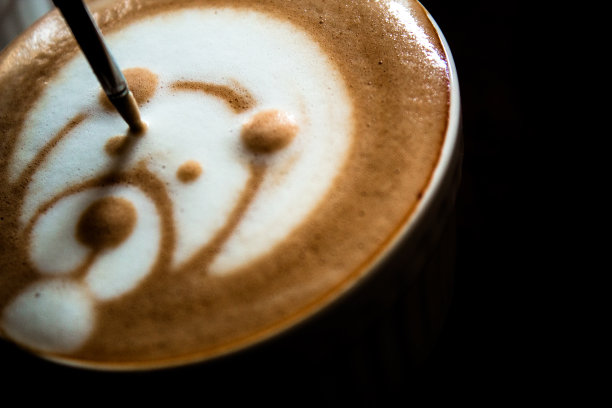 黑色背景上的蒸汽牛奶拉花艺术图片下载