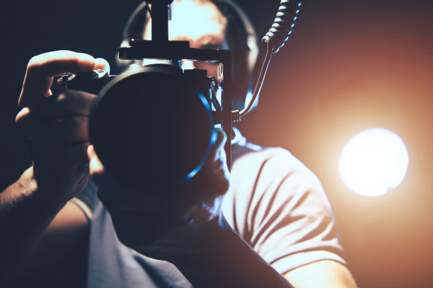 摄像师与专业数码单反相机在手图片下载