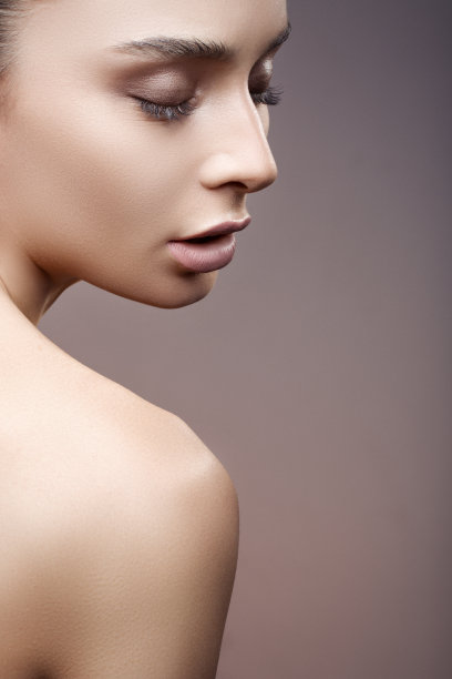 女人的化妆是一门艺术图片下载