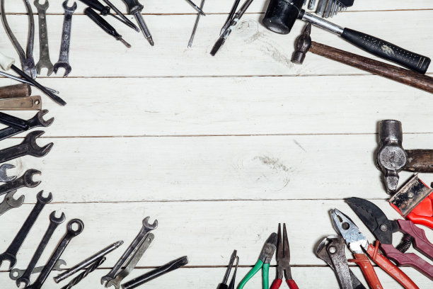 施工锤、螺丝刀、修理工具、钳子、木板图片下载