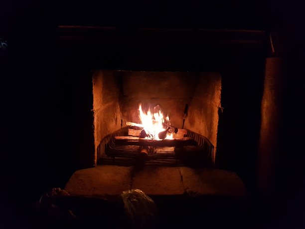 用圆木在小屋烟囱里生火图片下载