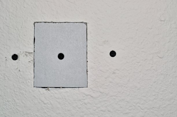 用方形修理板修理墙壁上的干墙。图片下载