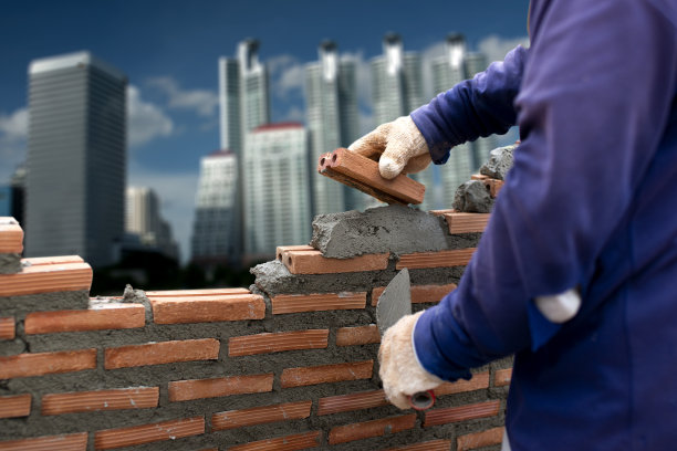 在建筑砌砖墙的背景下，阐述了建筑施工的基本概念。图片下载