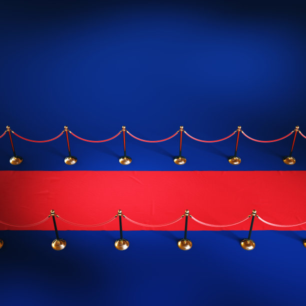 红色的仪式地毯，金色的屏障孤立在蓝色的背景。前视图。剪切路径包括图片下载