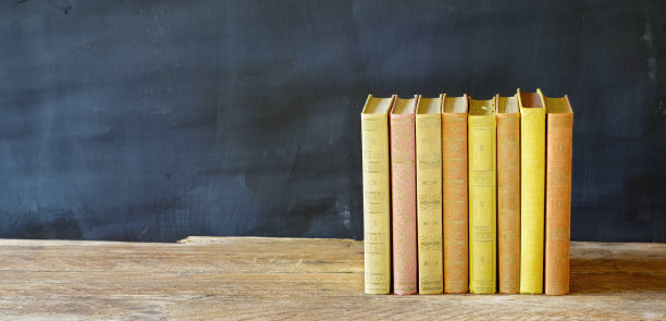 排书。阅读、家庭教育、电子学习、家庭办公理念。冠状病毒，covid-19封锁。图片下载