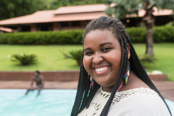 在家花园里微笑的女人图片下载