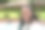 在家花园里微笑的女人图片下载