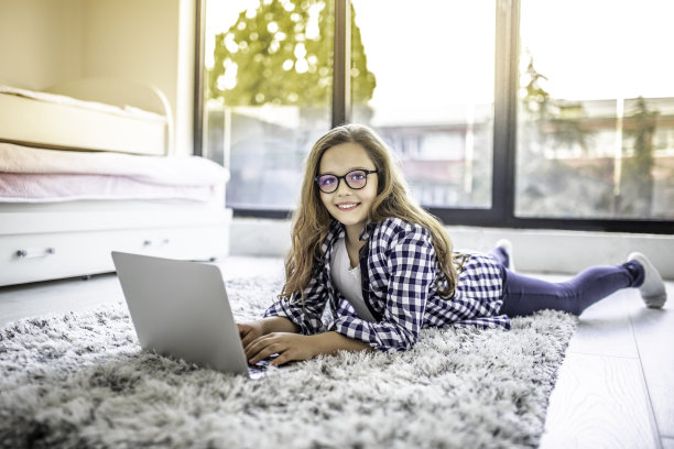 在家用笔记本电脑做作业的青少年女孩图片下载