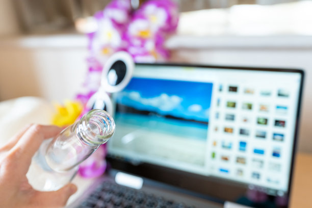 面目全非的人记得快乐的假期图片下载