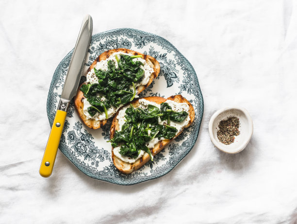 煎菠菜和奶油芝士三明治-美味的健康早餐或零食在一个轻的背景，俯视图图片下载