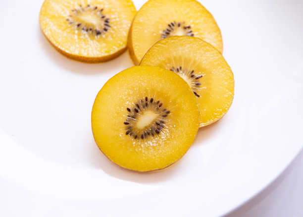 白色背景的猕猴桃图片下载
