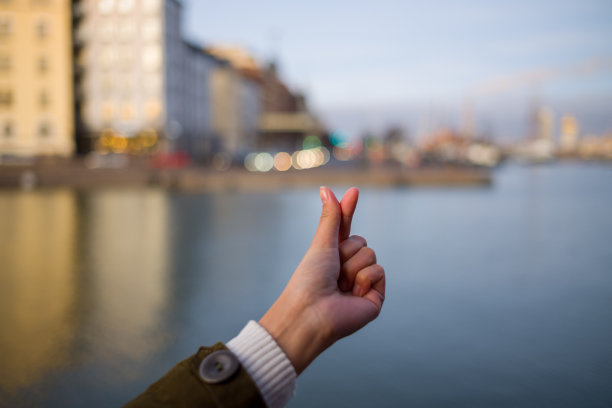 年轻女子用手指做迷你心形手势图片下载