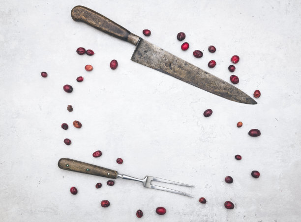 灰色的混凝土桌上放着老式的刀叉图片下载