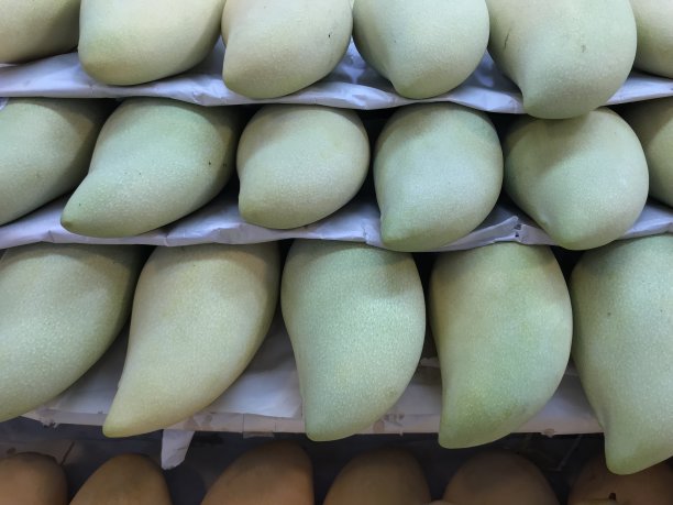 成堆的成熟芒果在市场上出售图片下载