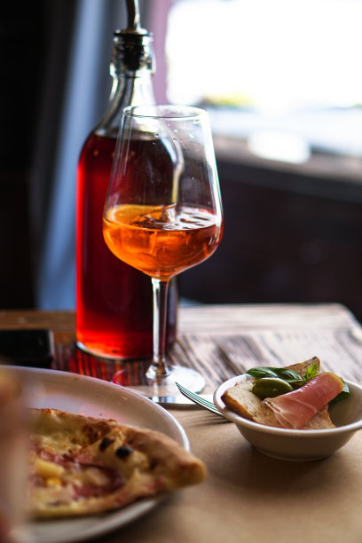 餐厅里的食物，酒，肉，沙拉，炖蔬菜。库存图片图片下载