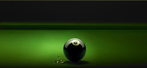 黑拉球在桌上图片下载