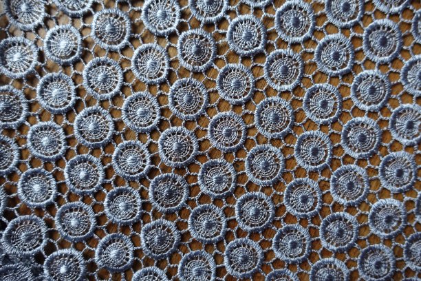 顶视图的银灰色钩针花边织物上的木材图片下载