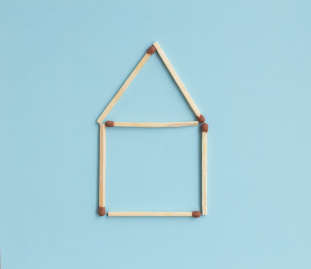 房子的匹配上一个蓝色的背景与文本空间。前视图。模拟。平躺组成图片下载