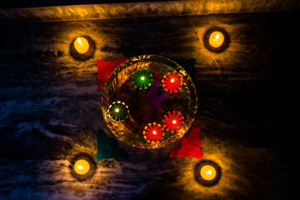 排灯节快乐——排灯节的地板上画着兰高丽，还有漂浮的蜡烛图片下载