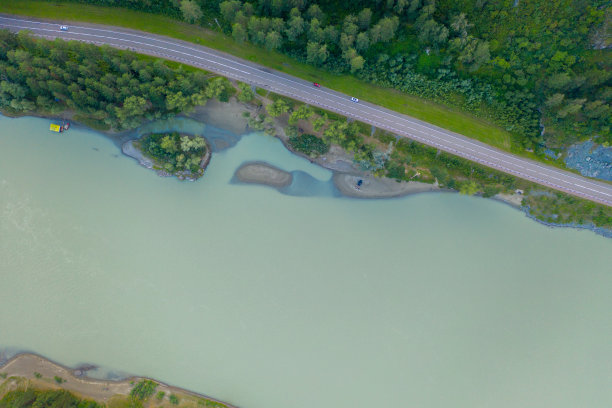 空旷的道路周围是森林和卡顿河。阿尔泰、俄罗斯图片下载