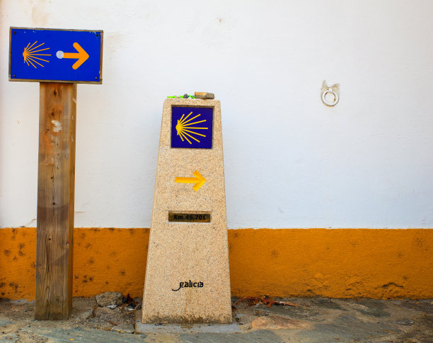 混凝土柱上绘有黄色箭头和贝壳，象征着圣詹姆斯的方式图片下载