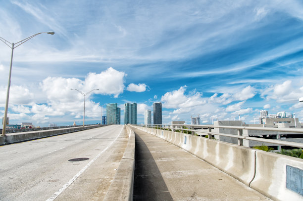 蓝天上高楼林立的高速公路图片下载