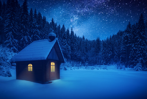 在覆盖着新雪的森林深处的草地上，一个孤独的木屋图片下载