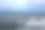 蓝色的大海。蓝色的天空。天空中有云。景观。大海并不平静。波。阳光正穿过天空图片下载